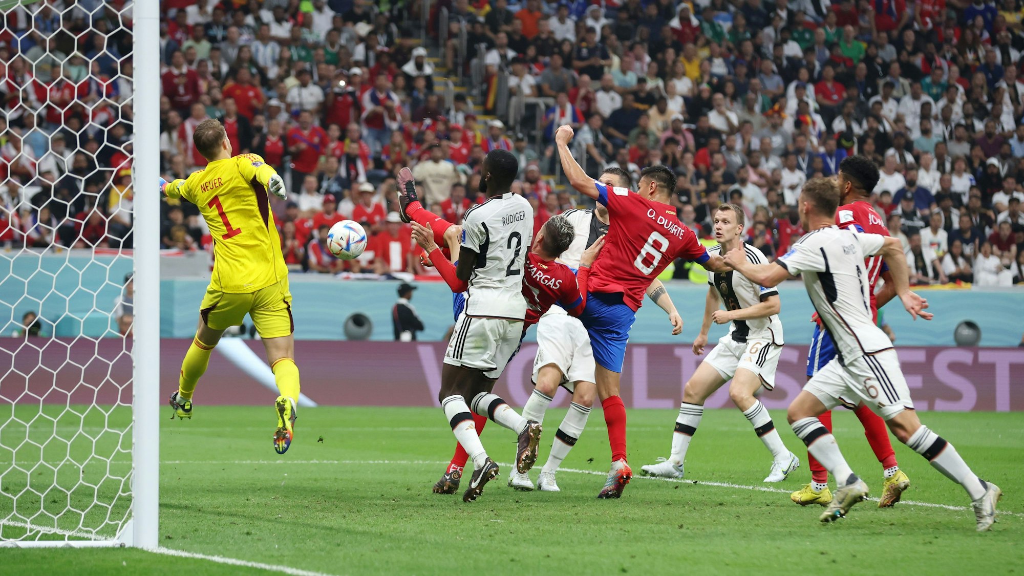 Manuel Neuer kann ein Gegentor im Getümmel beim WM-Spiel zwischen Deutschland und Costa Rica nicht verhindern.