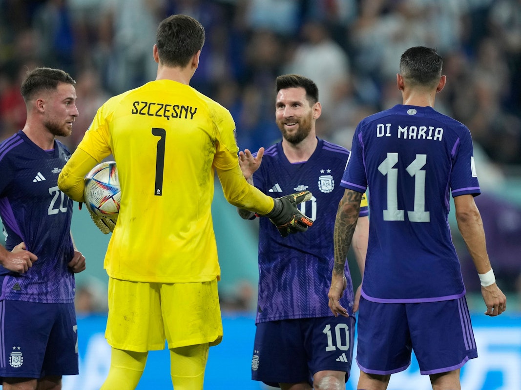 Polens Torwart Wojciech Szczesny plaudert mit Argentiniens Lionel Messi vor dem Elfmeter im Gruppenspiel der WM 2022. Rechts Angel di Maria, links Alexis Mac Allister.