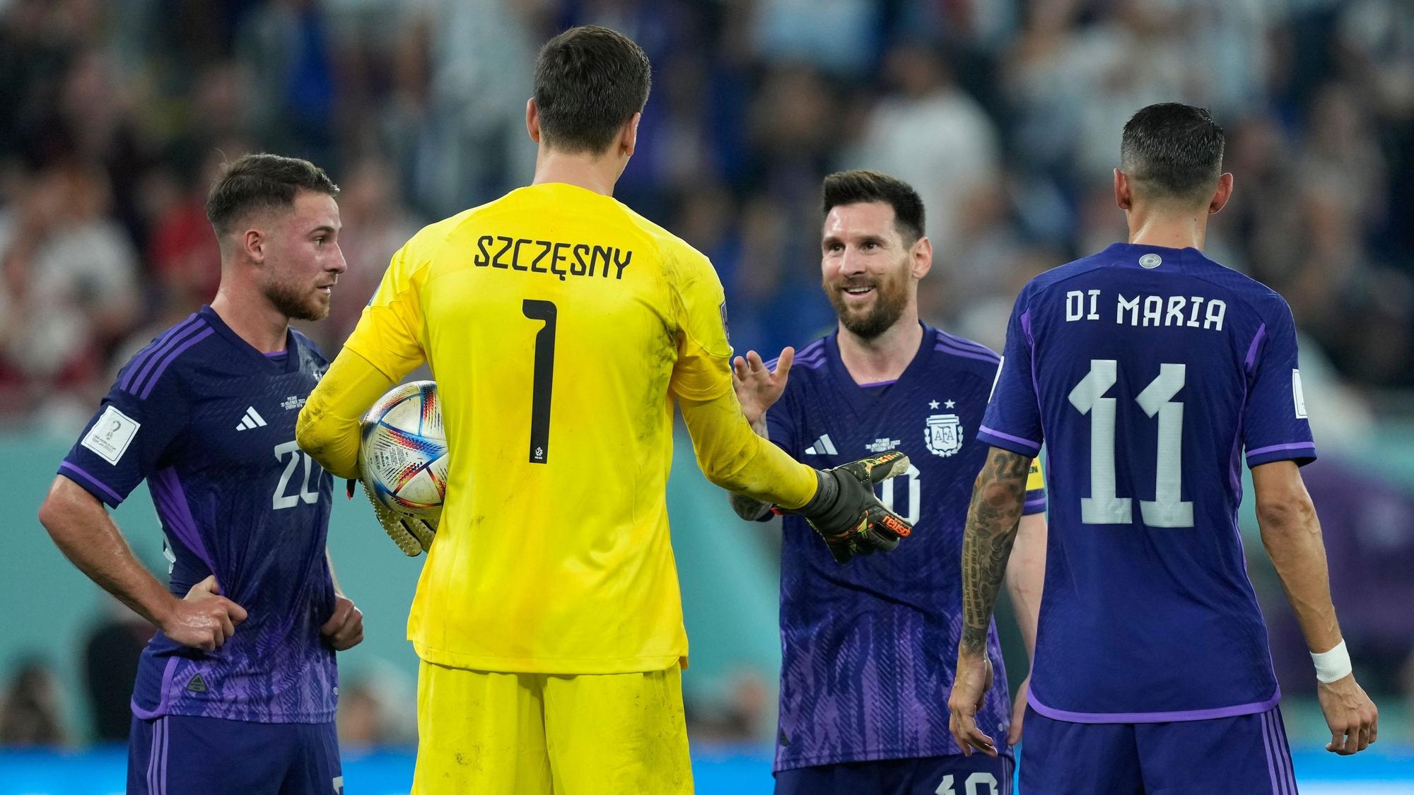 Polens Torwart Wojciech Szczesny plaudert mit Argentiniens Lionel Messi vor dem Elfmeter im Gruppenspiel der WM 2022. Rechts Angel di Maria, links Alexis Mac Allister.