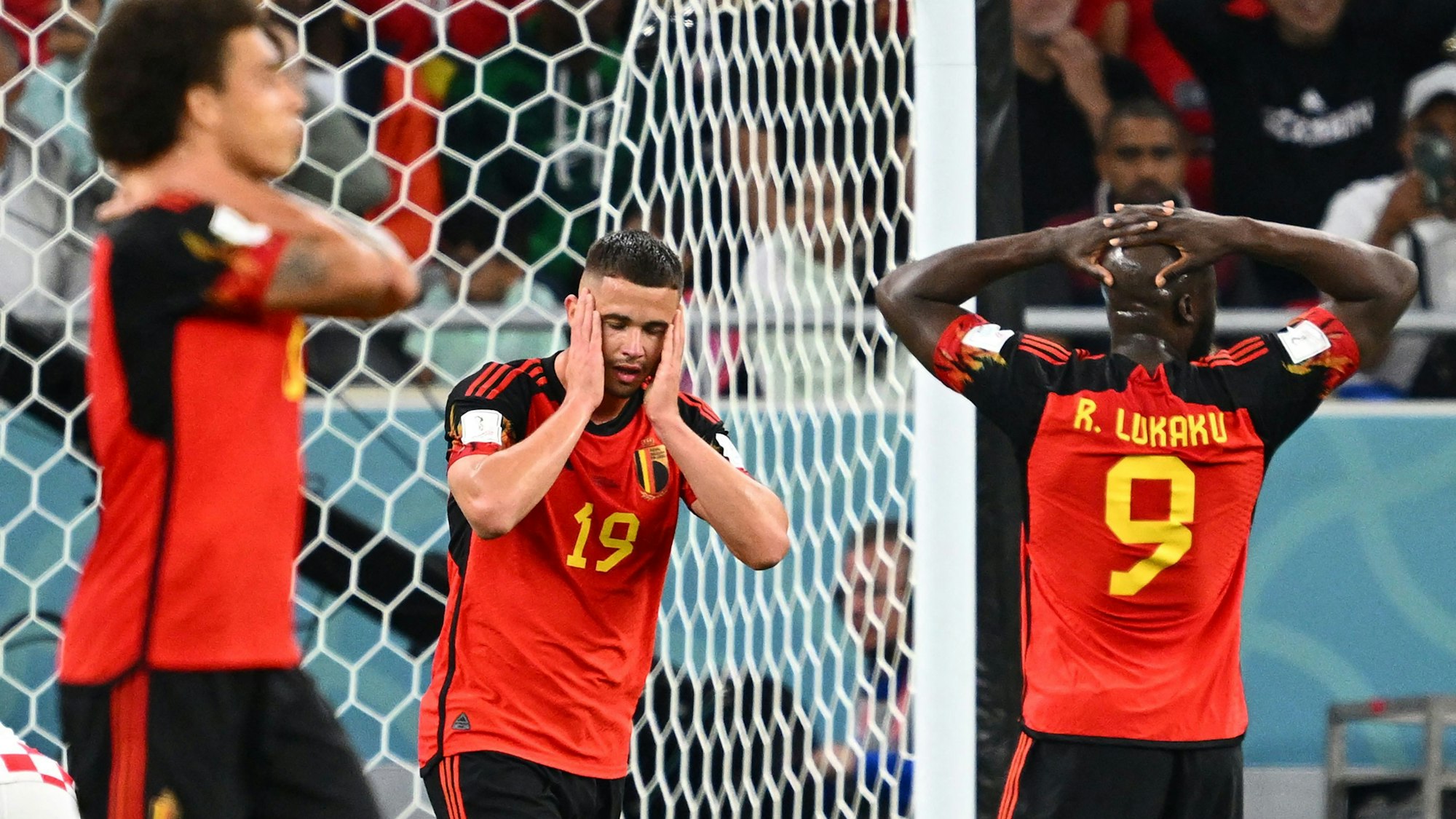 Axel Witsel, Leander Dendoncker und Romelu Lukaku hadern nach einer vergebenen Torchance von Belgien bei der WM 2022.