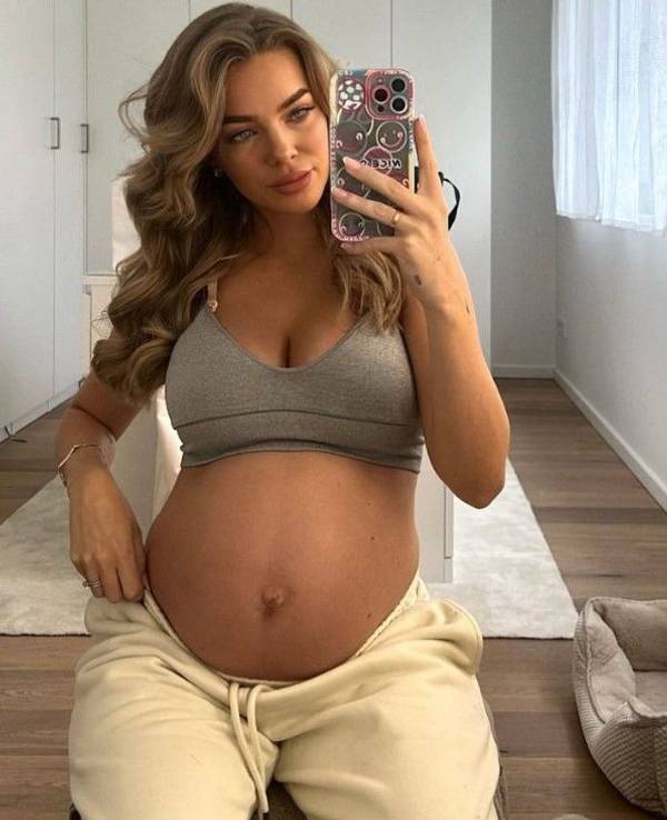 Laura Maria Rypa zeigt ihren Babybauch in einem Spiegel-Selfie auf Instagram.
