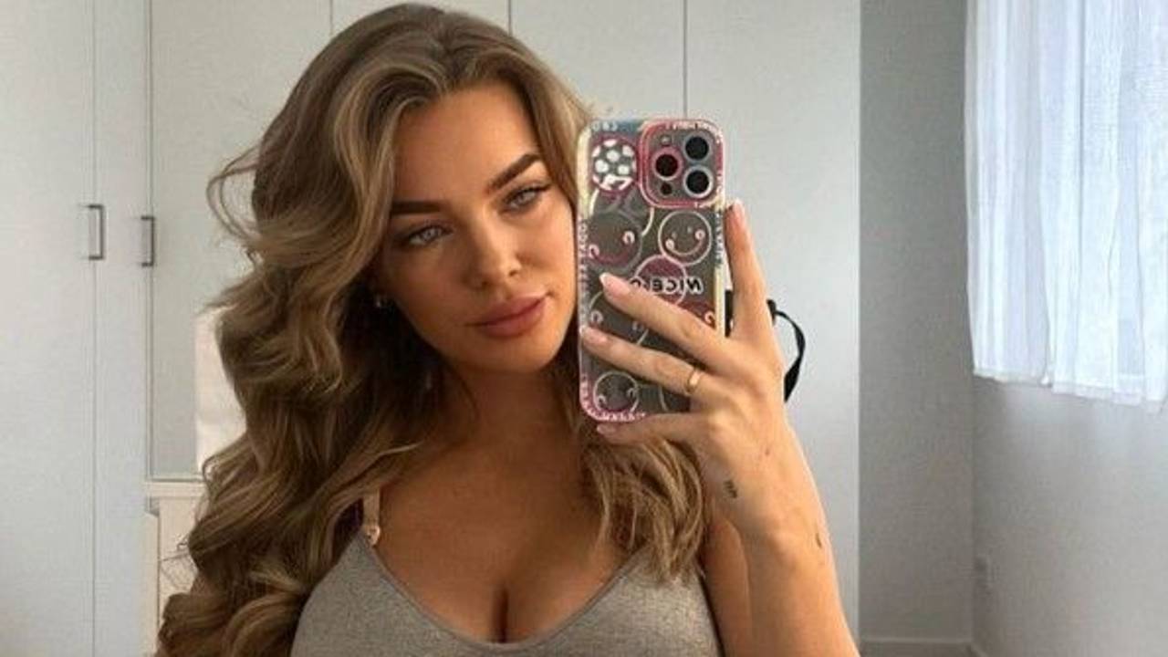 Laura Maria Rypa zeigt ihren Babybauch in einem Spiegel-Selfie auf Instagram.