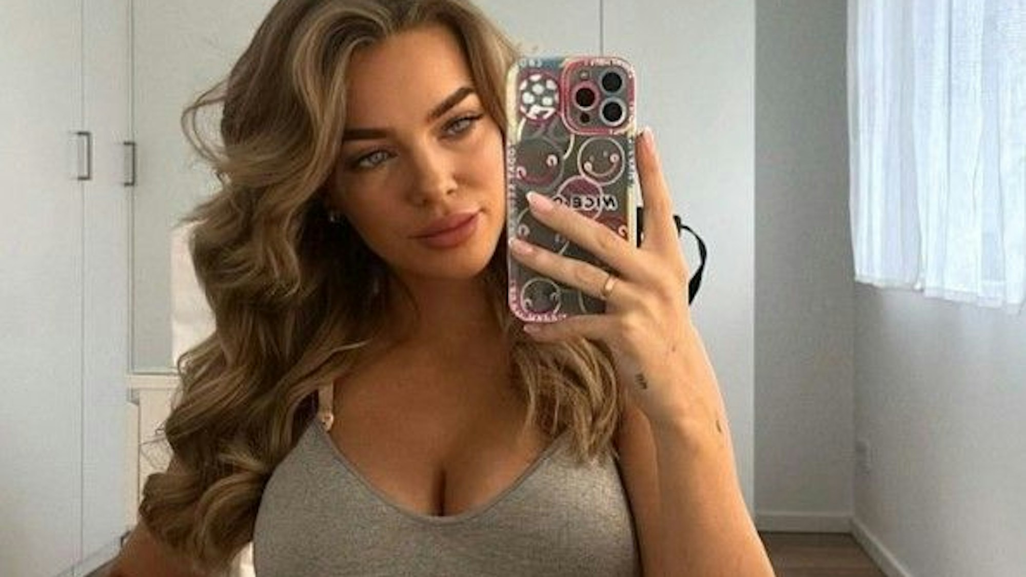 Laura Maria Rypa zeigt ihren Babybauch in einem Spiegel-Selfie auf Instagram.