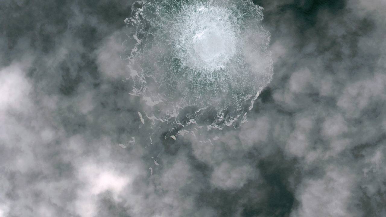 Auf einer Wasseroberfläche sprudelt es.