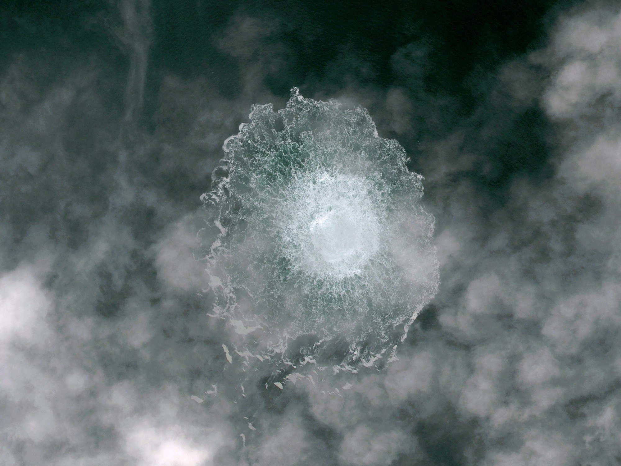 Auf einer Wasseroberfläche sprudelt es.