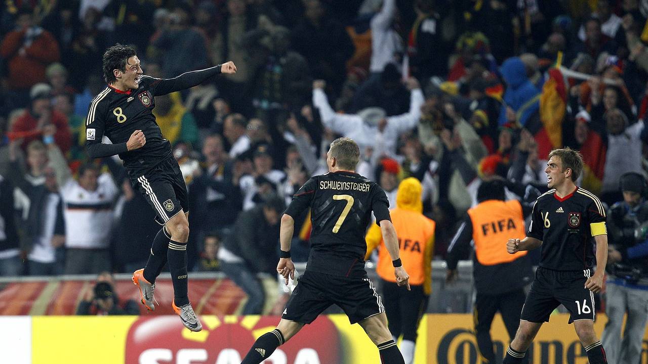 Mesut Özil bejubelt seinen 1:0-Siegtreffer für die deutsche Fußball-Nationalmannschaft gegen Ghana bei der WM in Südafrika am 23. Juni 2020.