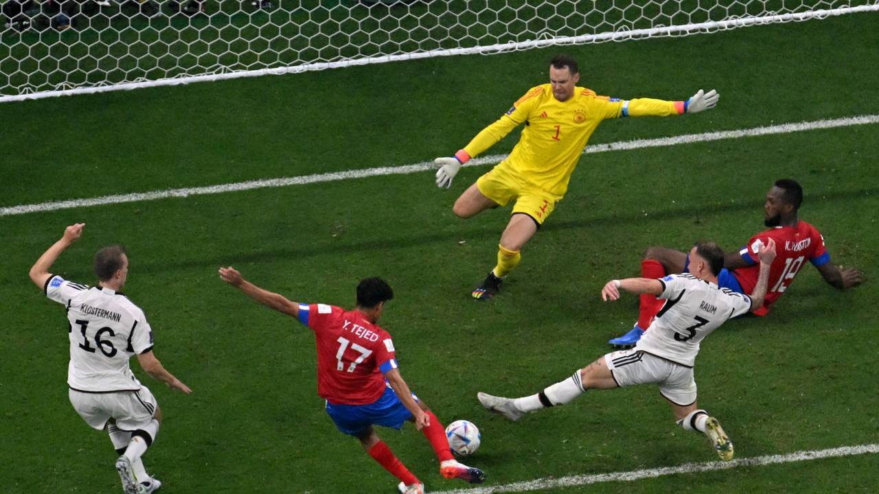 Yeltsin Tejeda trifft für Costa Rica zum 1:1 gegen Deutschland.