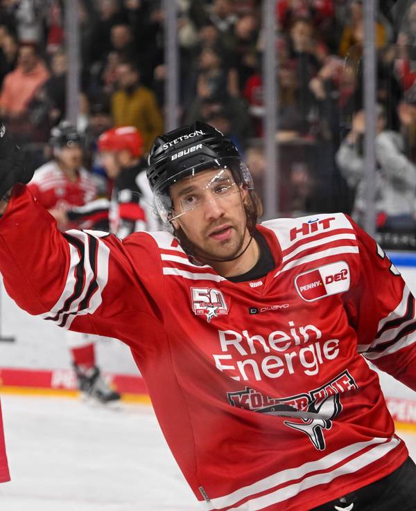 Andreas Thuresson bejubelt sein Tor zum 3:1 für die Kölner Haie gegen die Löwen Frankfurt am 1. Dezember 2022.