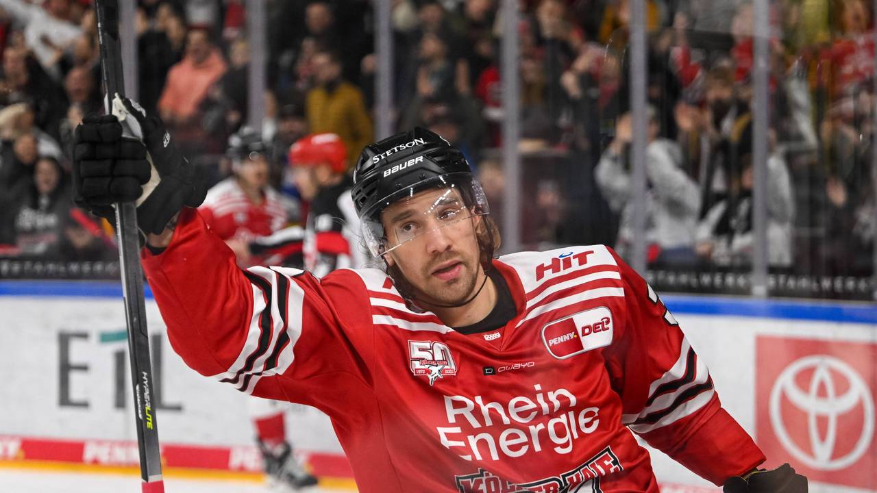 Andreas Thuresson bejubelt sein Tor zum 3:1 für die Kölner Haie gegen die Löwen Frankfurt am 1. Dezember 2022.