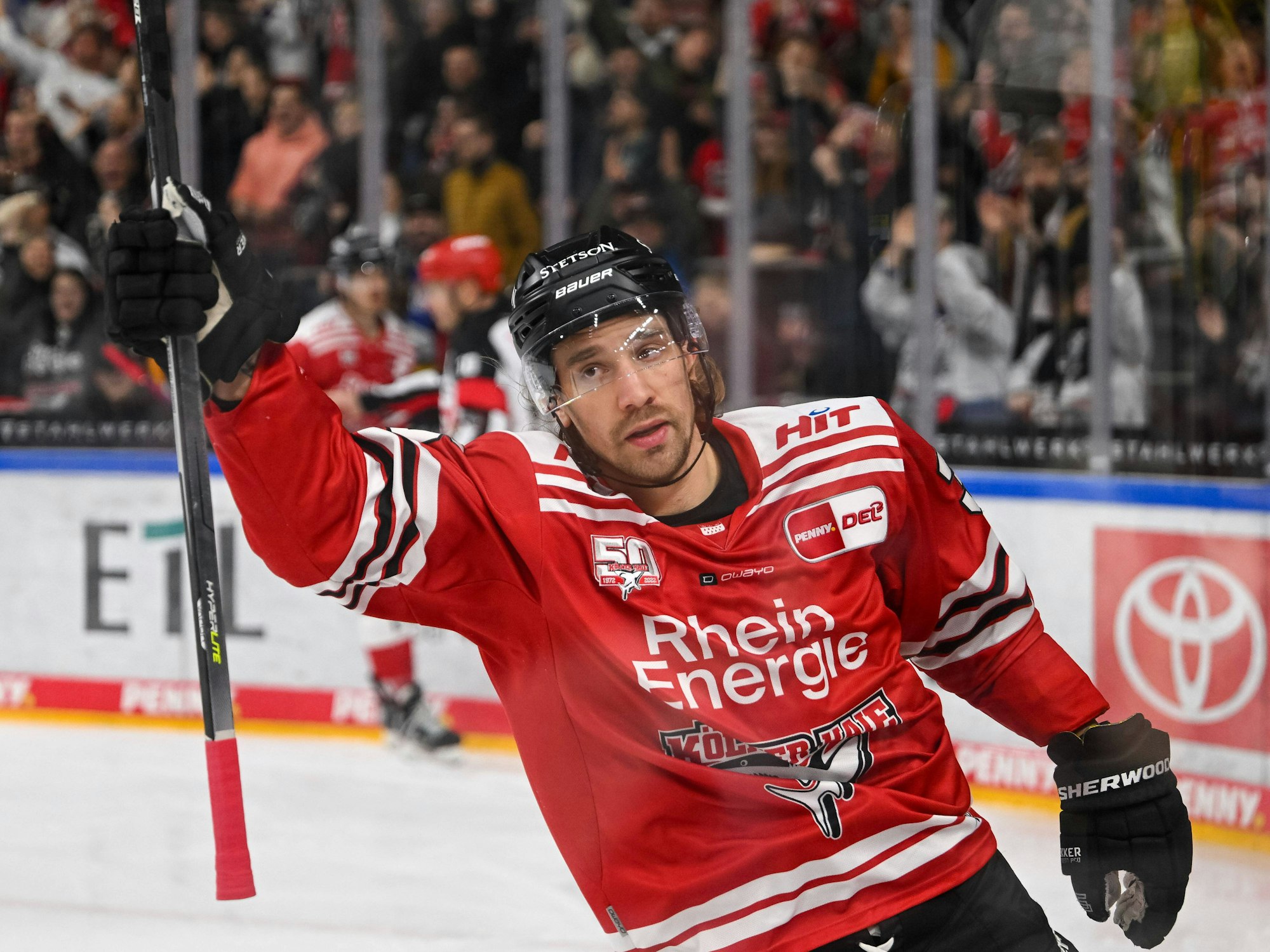 Andreas Thuresson bejubelt sein Tor zum 3:1 für die Kölner Haie gegen die Löwen Frankfurt am 1. Dezember 2022.