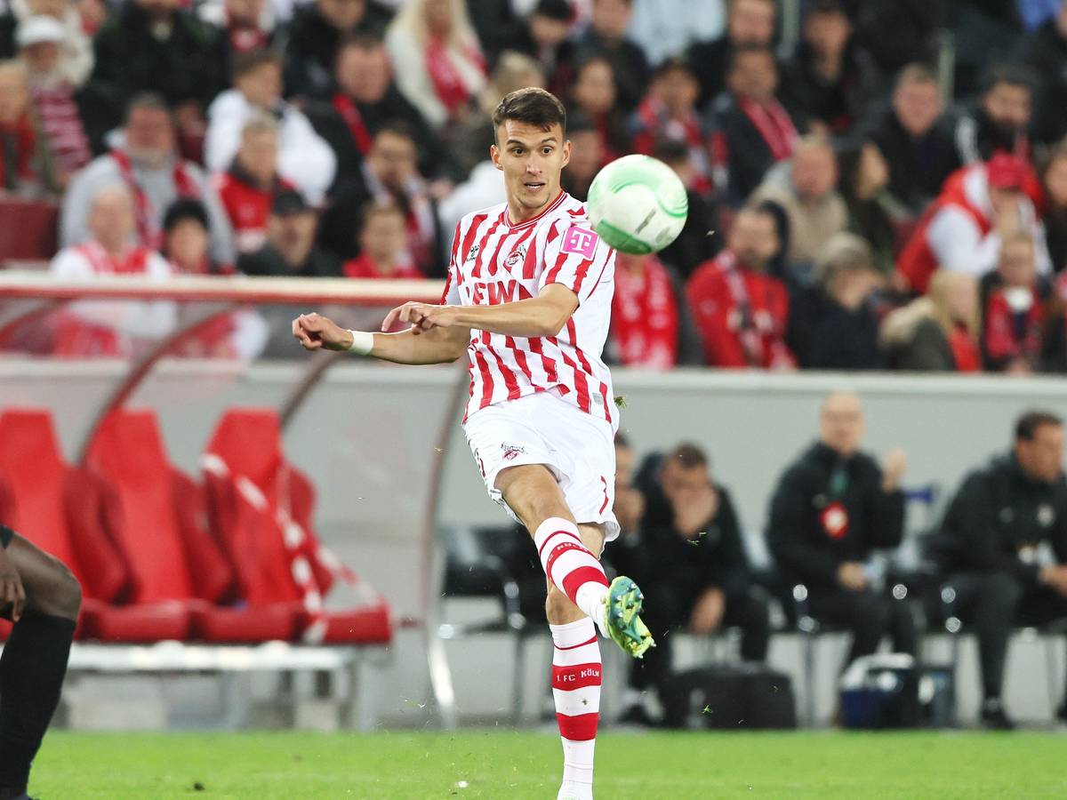 Dejan Ljubicic schaut beim Conference-League-Spiel des 1. FC Köln gegen Partizan Belgrad auf den Ball.