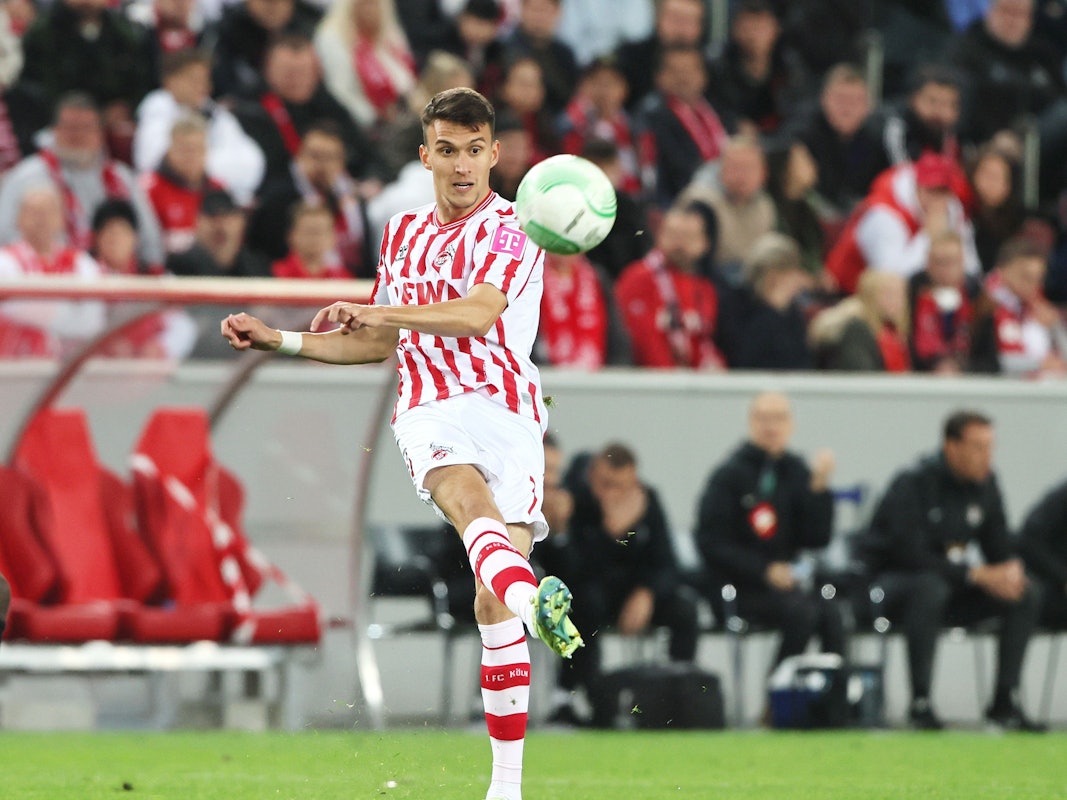 Dejan Ljubicic schaut beim Conference-League-Spiel des 1. FC Köln gegen Partizan Belgrad auf den Ball.