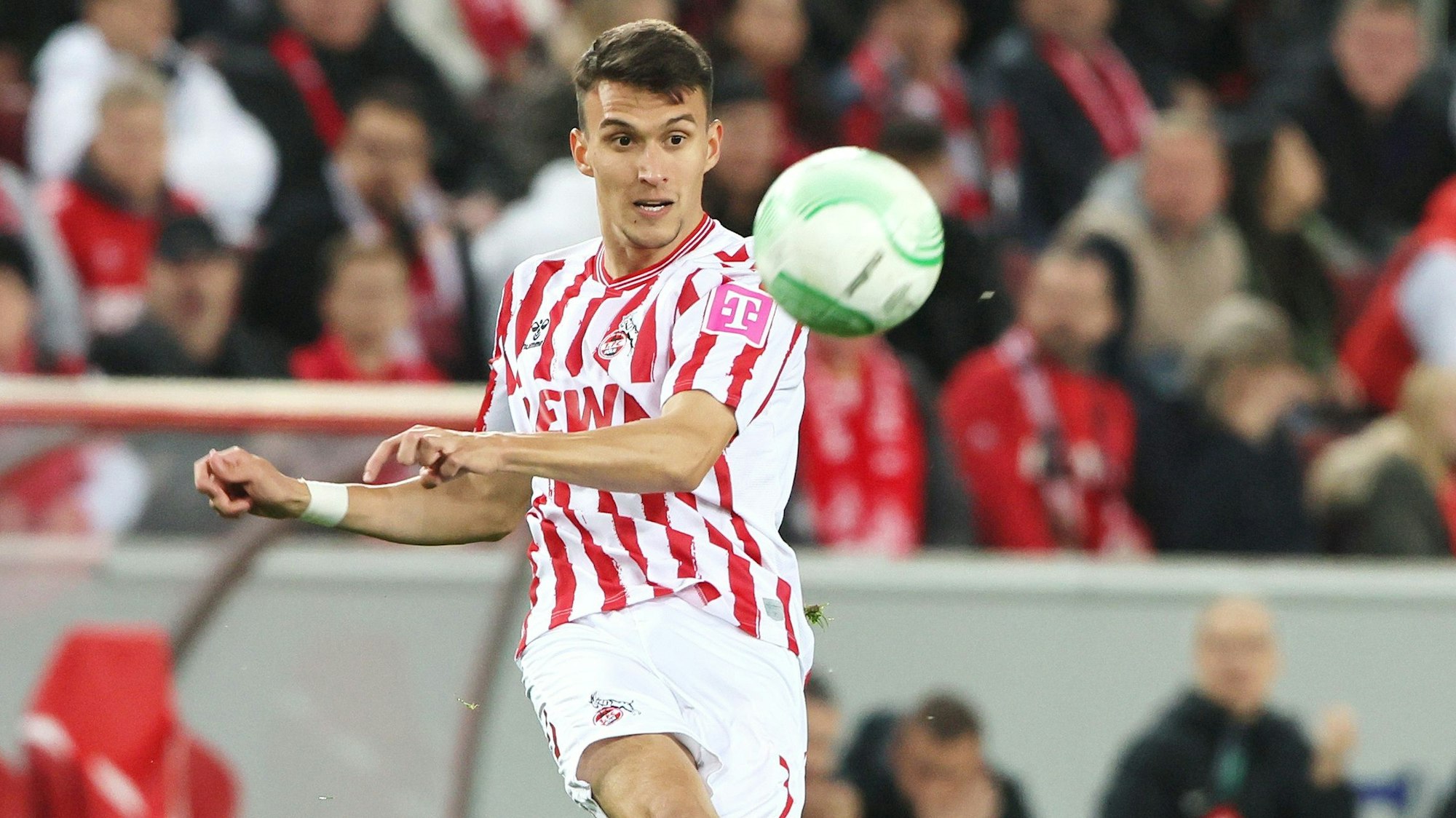 Dejan Ljubicic schaut beim Conference-League-Spiel des 1. FC Köln gegen Partizan Belgrad auf den Ball.