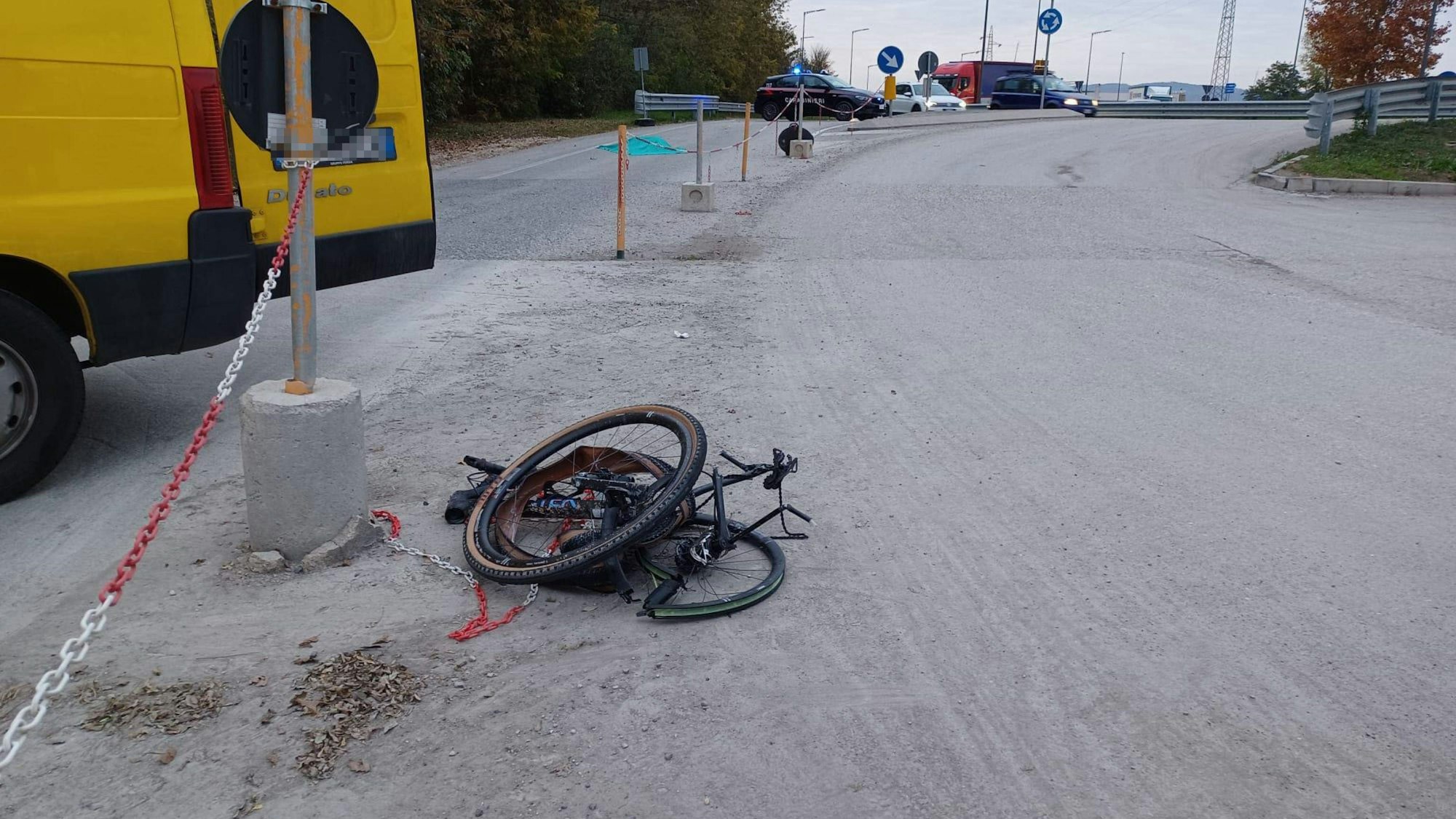 Das komplett zerstörte Fahrrad des bei einem Unfall getöteten Radfahrers Davide Rebellin liegt an der Unfallstelle in Montebello Vicentino am Straßenrand