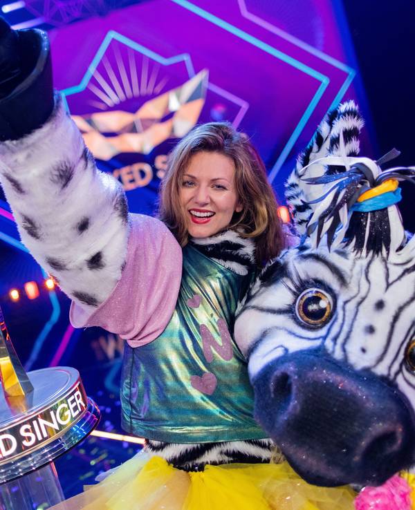Ella Endlich, Sängerin, freut sich als Figur «Das Zebra» mit dem Siegerpokal in der Prosieben-Show «The Masked Singer» über den Sieg in der 6. Staffel.
