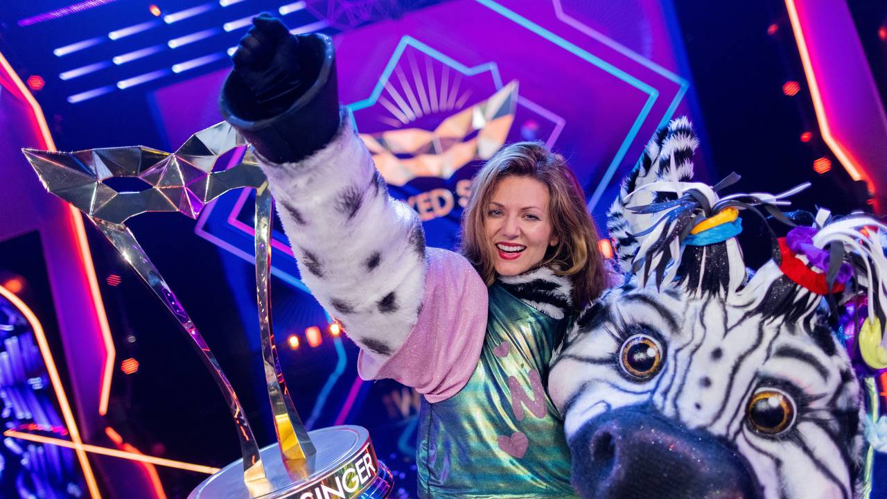 Ella Endlich, Sängerin, freut sich als Figur «Das Zebra» mit dem Siegerpokal in der Prosieben-Show «The Masked Singer» über den Sieg in der 6. Staffel.