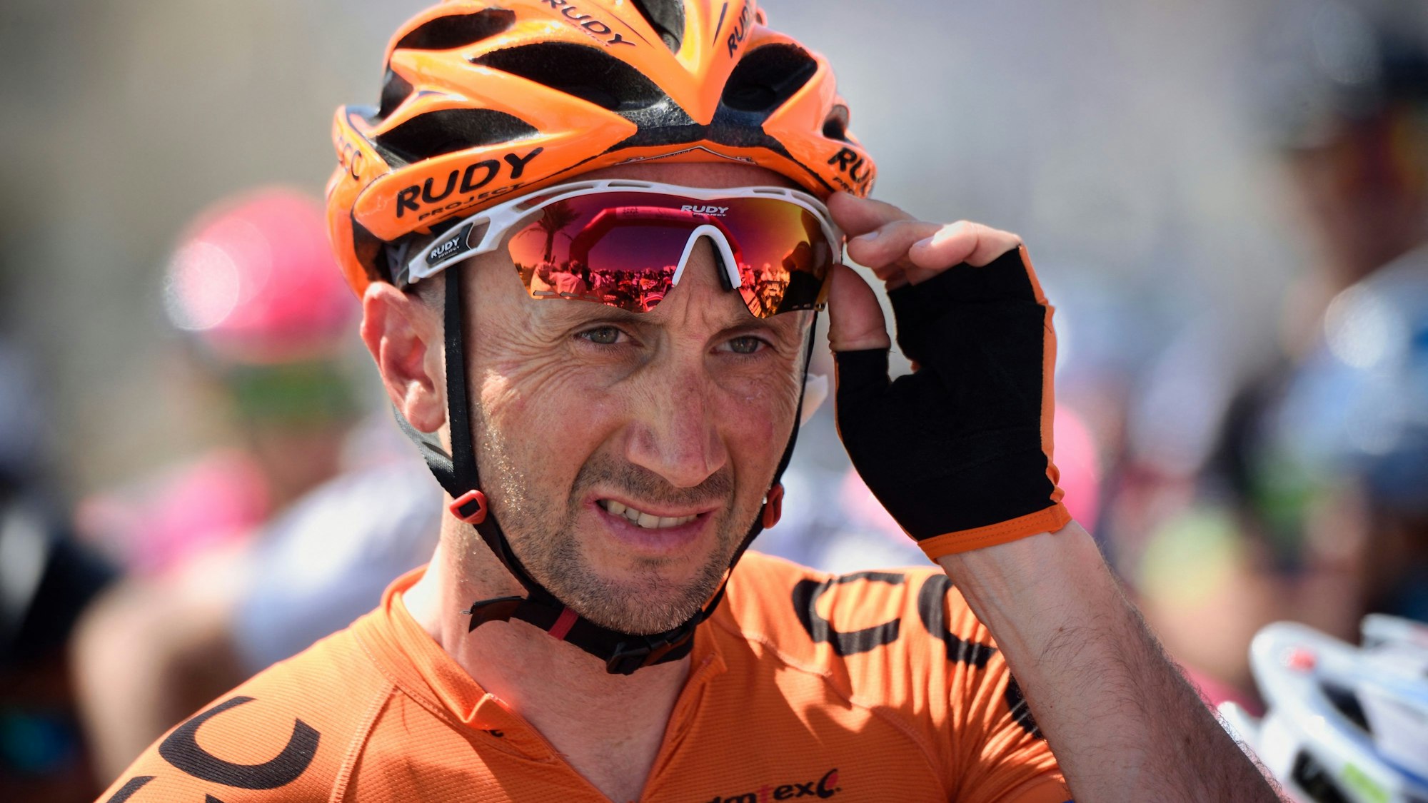 Der frühere Radprofi Davide Rebellin rückt sich vor einer Etappe bei der Oman-Rundfahrt seine Brille zurecht
