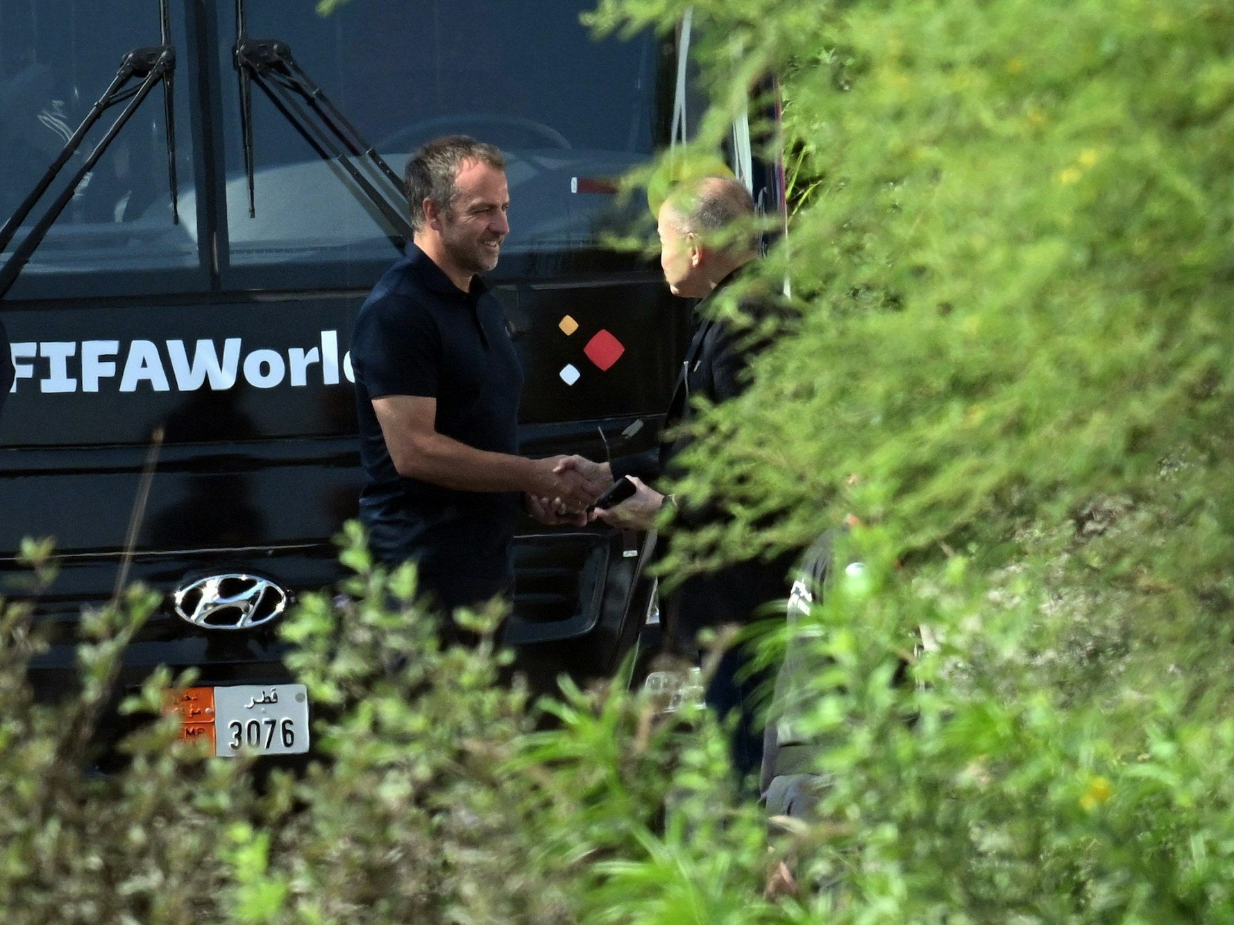 Bundestrainer Hansi Flick steht vor dem Mannschaftsbus.
