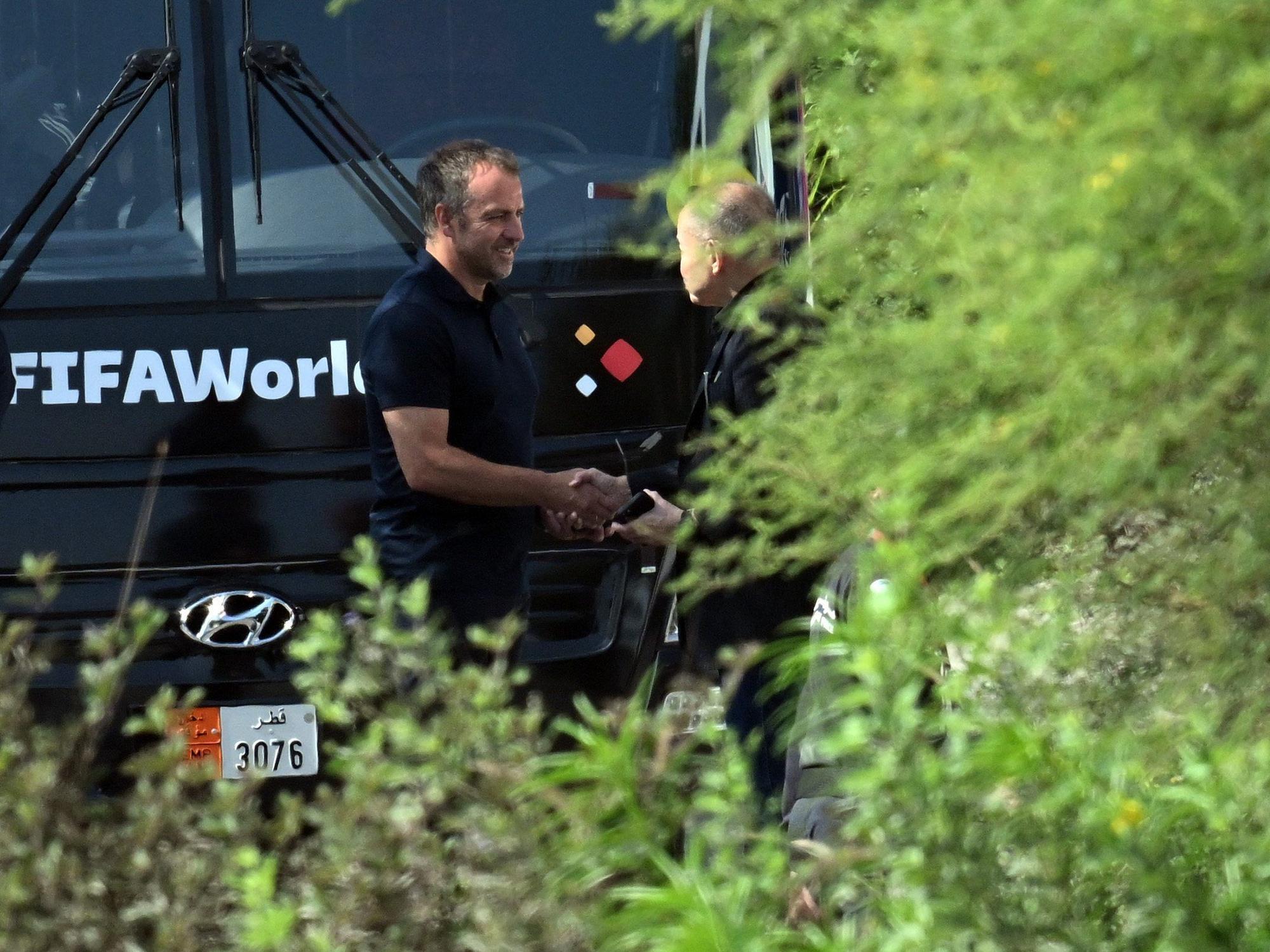 Bundestrainer Hansi Flick steht vor dem Mannschaftsbus.