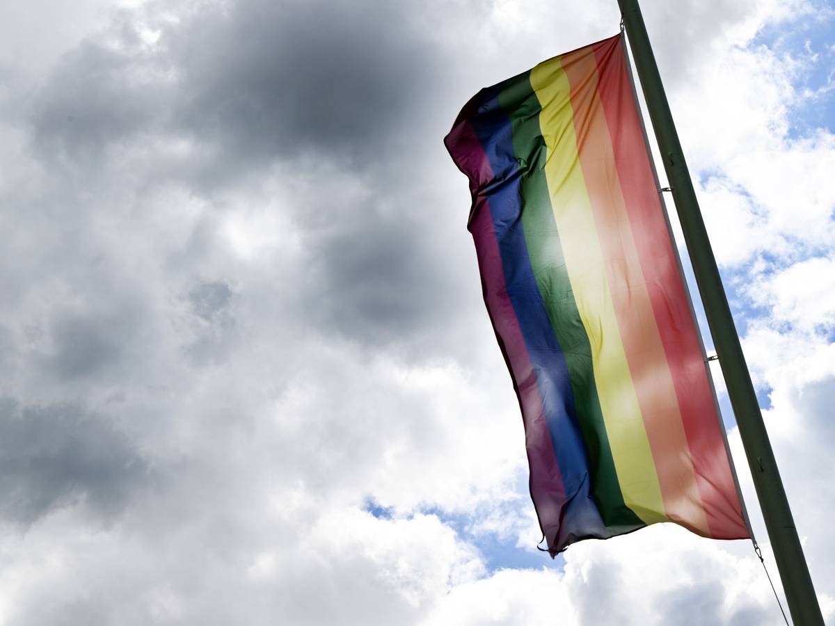 Eine Regenbogenflagge weht in Köln.
