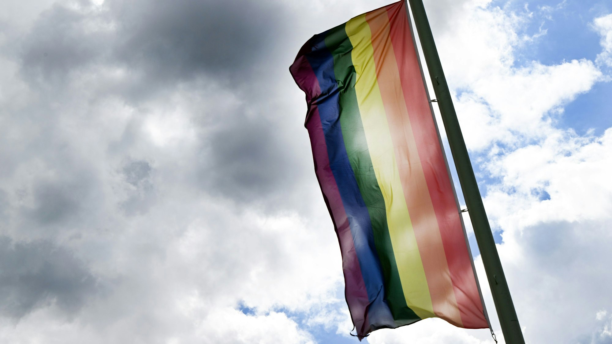 Eine Regenbogenflagge weht in Köln.