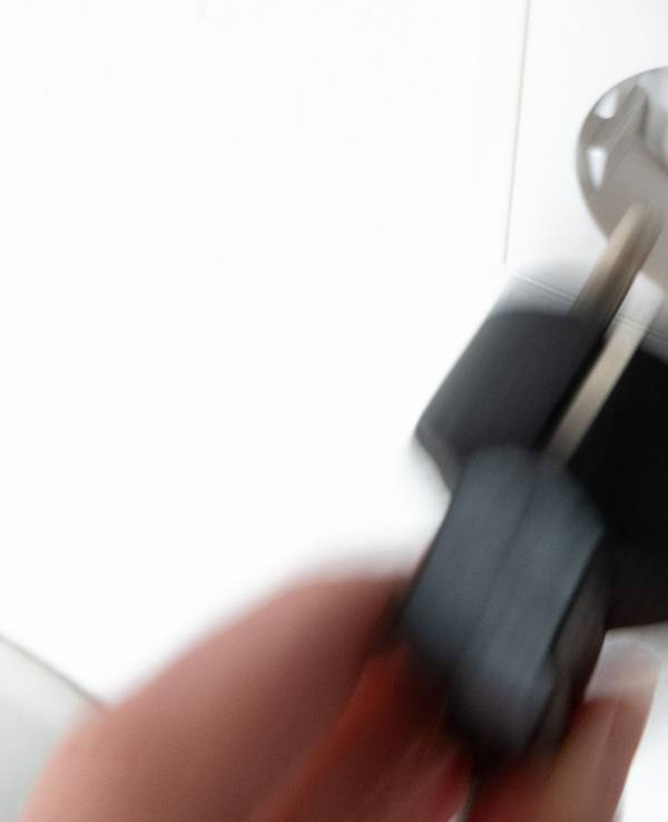 Ein Stecker wird in eine Steckdose gesteckt.