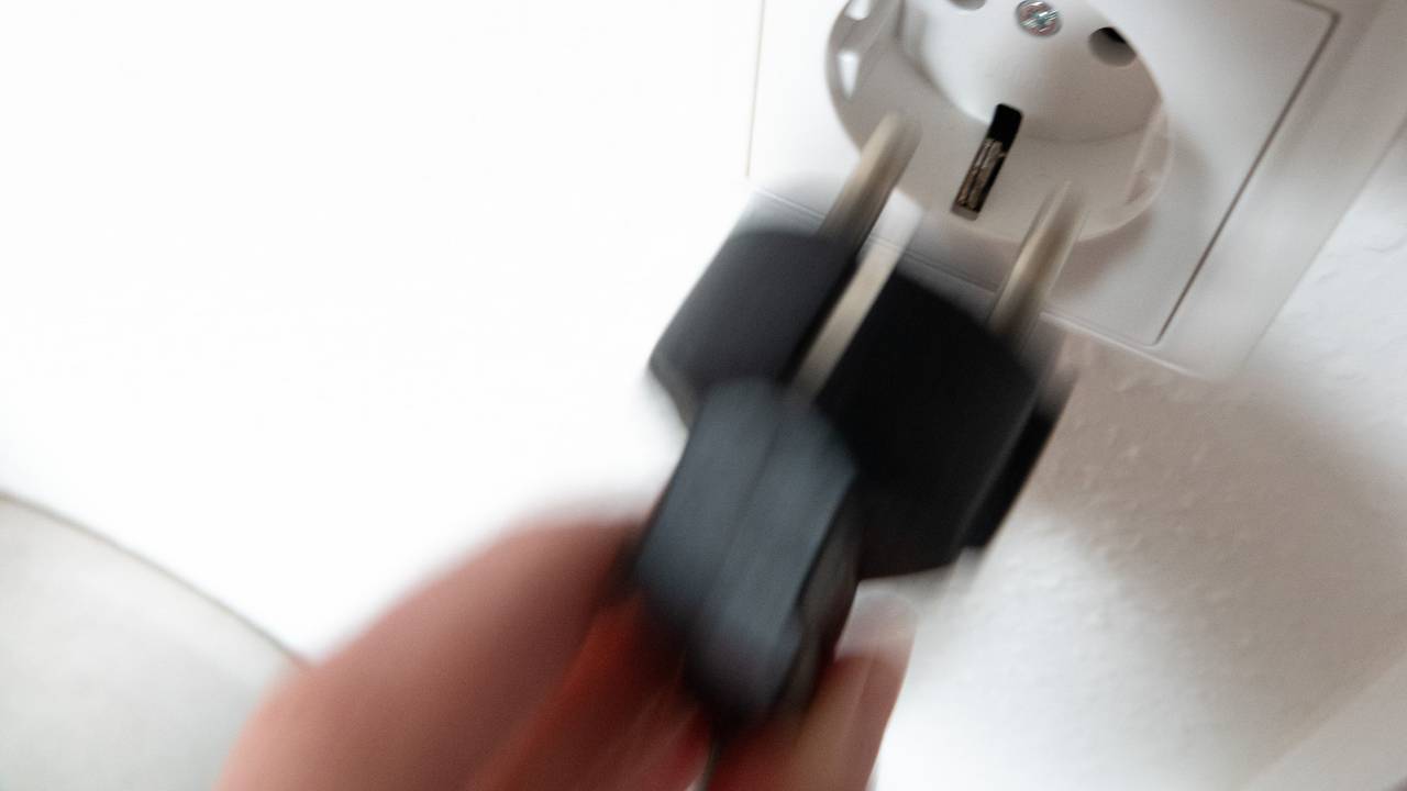 Ein Stecker wird in eine Steckdose gesteckt.