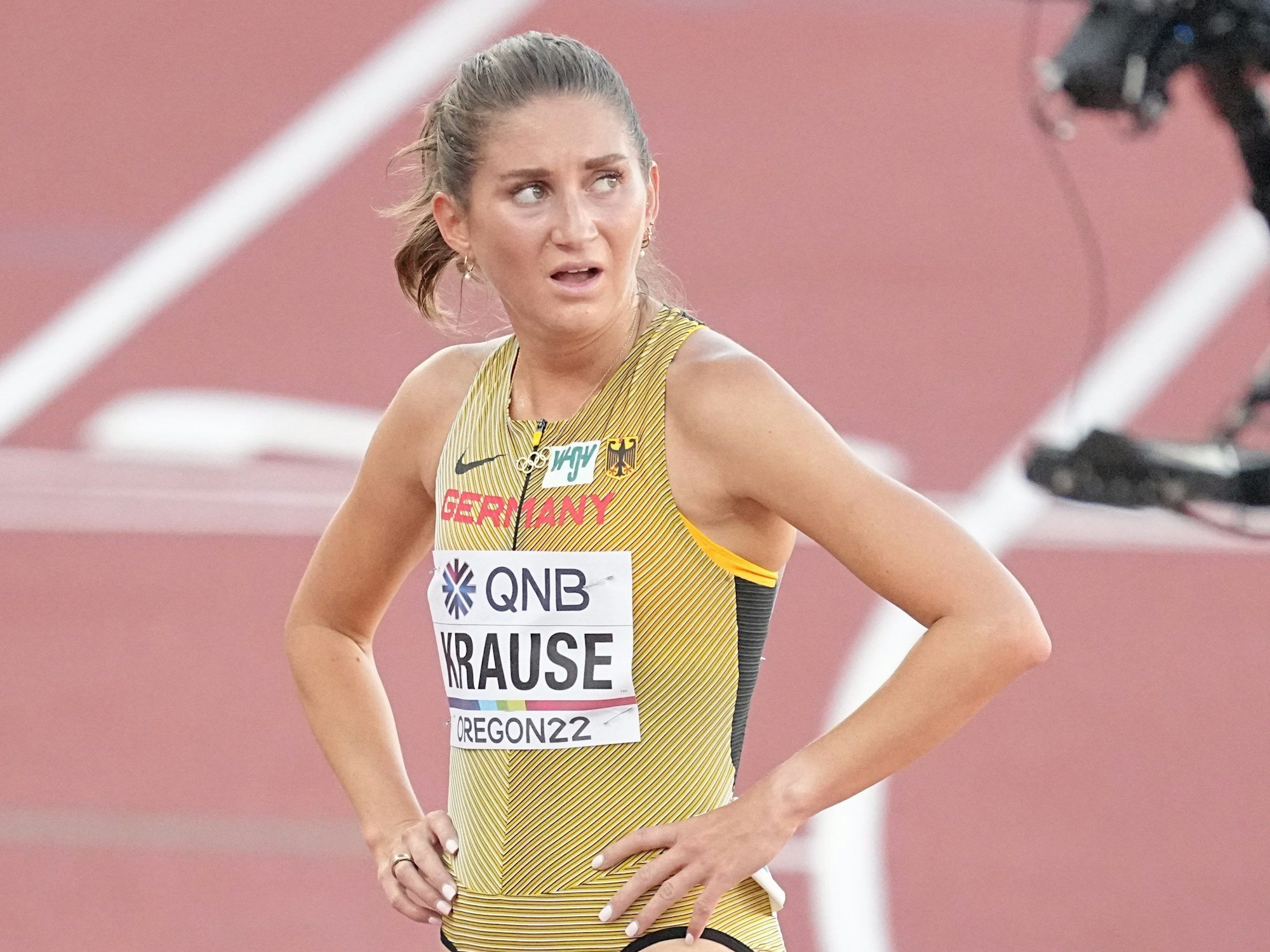 Gesa Krause steht auf der Laufbahn.