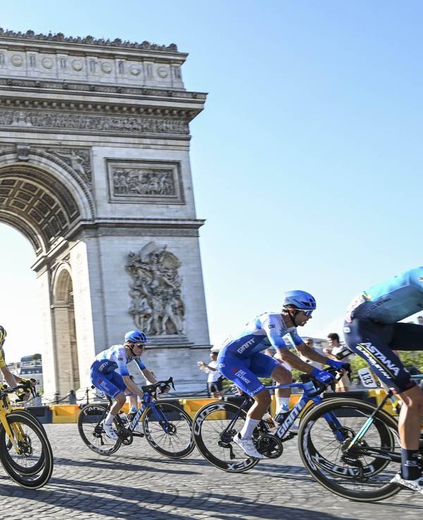 Radfahr-Profis fahren während der Tour de France am Arc de Triomphe in Paris vorbei.