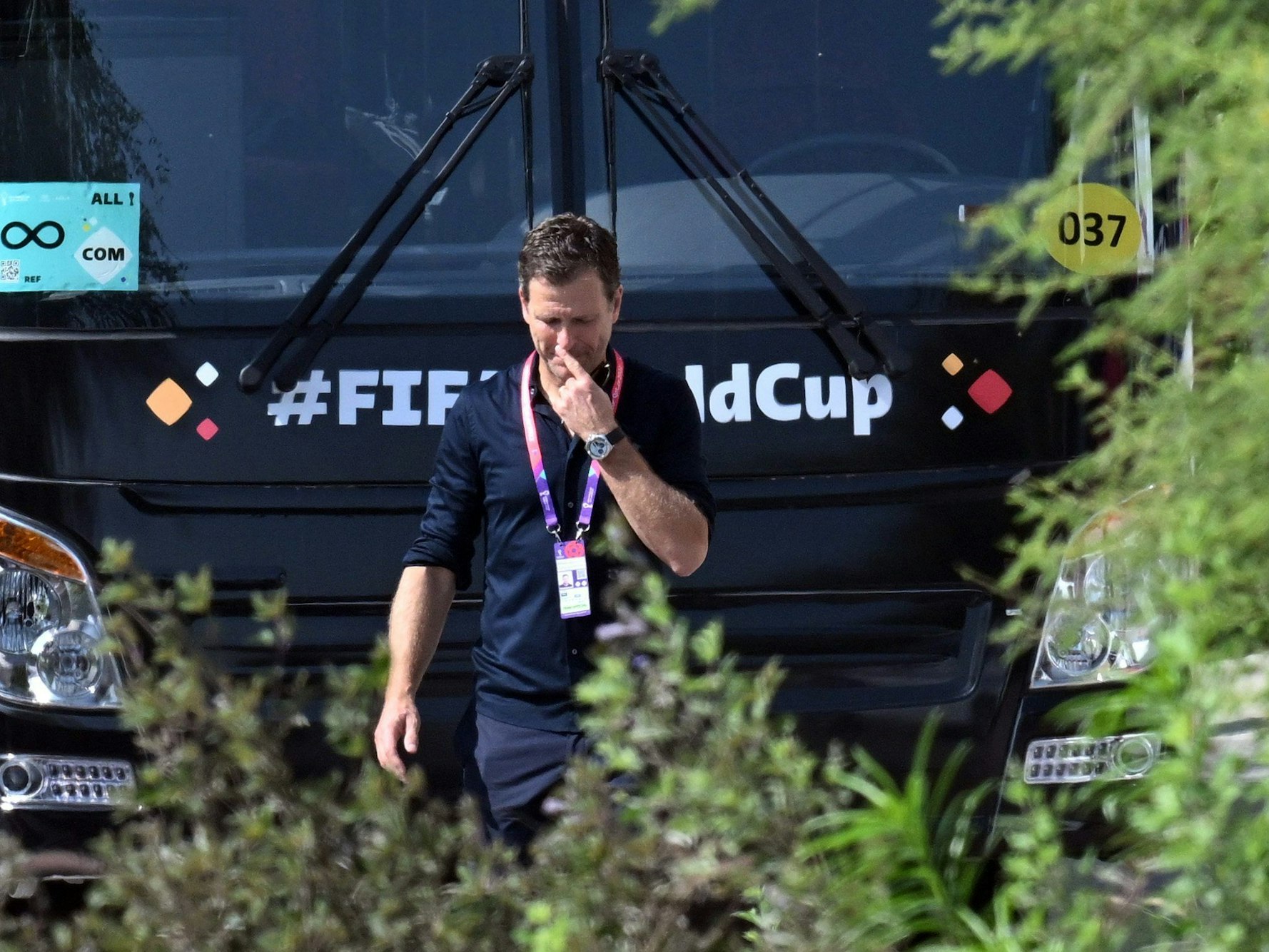 Nationalmannschaftsdirektor Oliver Bierhoff steht vor dem Mannschaftsbus.