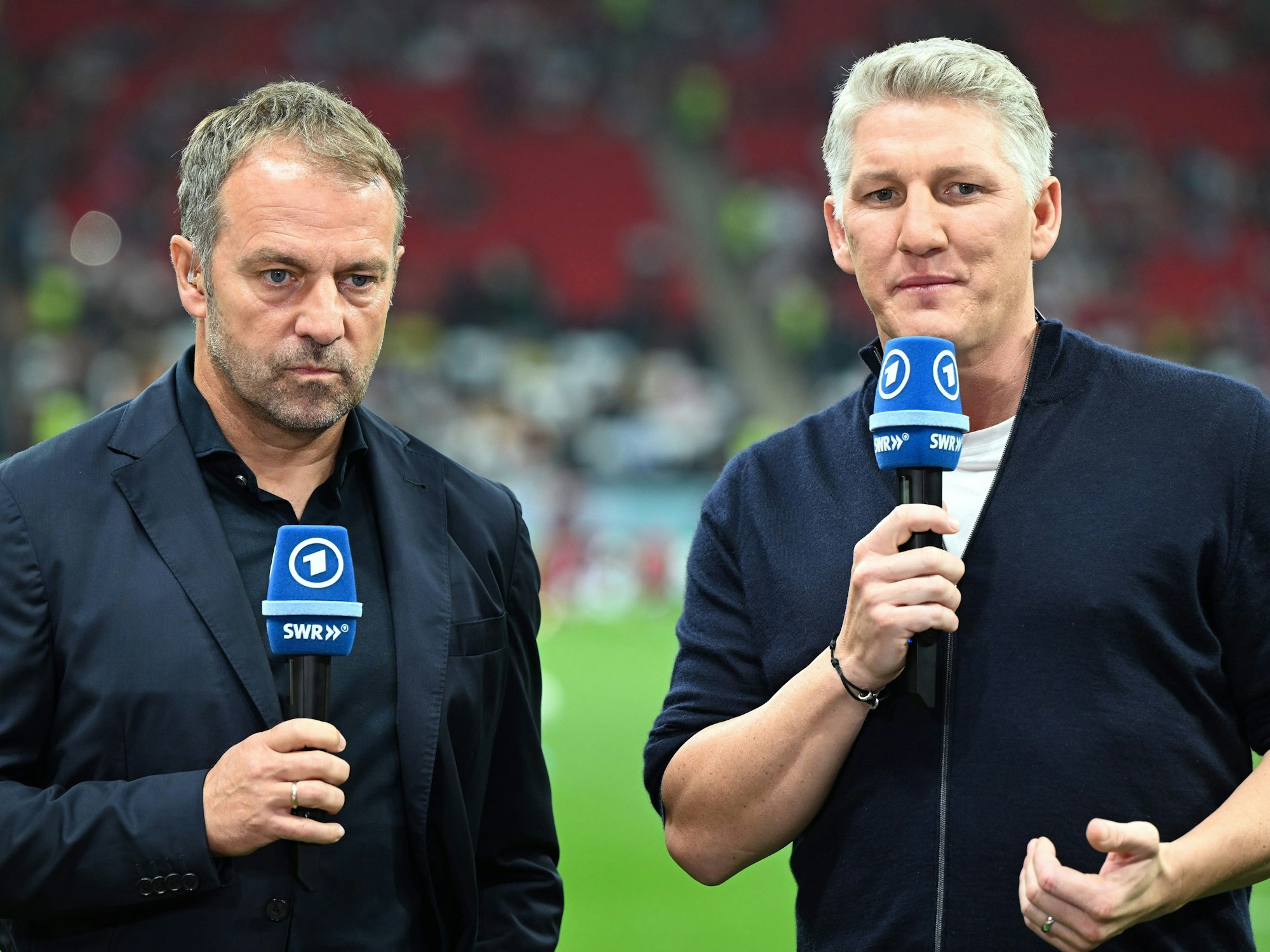 Bundestrainer Hansi Flick (l) und der ehemalige Nationalspieler Bastian Schweinsteiger stehen vor dem Spiel beim Fernsehinterview der ARD nebeneinander.
