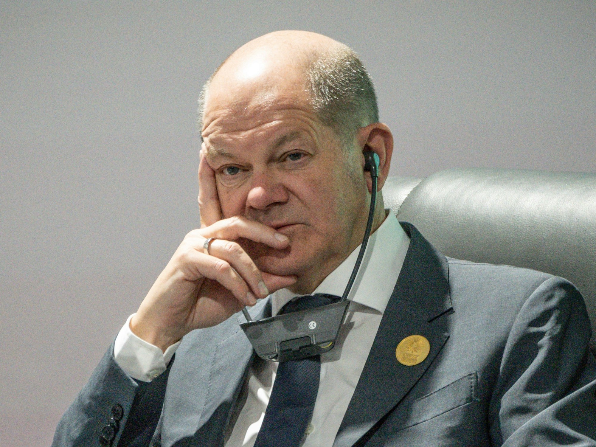 Bundeskanzler Olaf Scholz (SPD) verfolgt die Reden bei der Nebenveranstaltung «Accelerating Adaption in Africa» bei der UN-Weltklimakonferenz. In Ägypten verhandeln knapp 200 Staaten zwei Wochen lang darüber, wie der Kampf gegen die Klimakrise beschleunigt werden kann. +++ dpa-Bildfunk +++