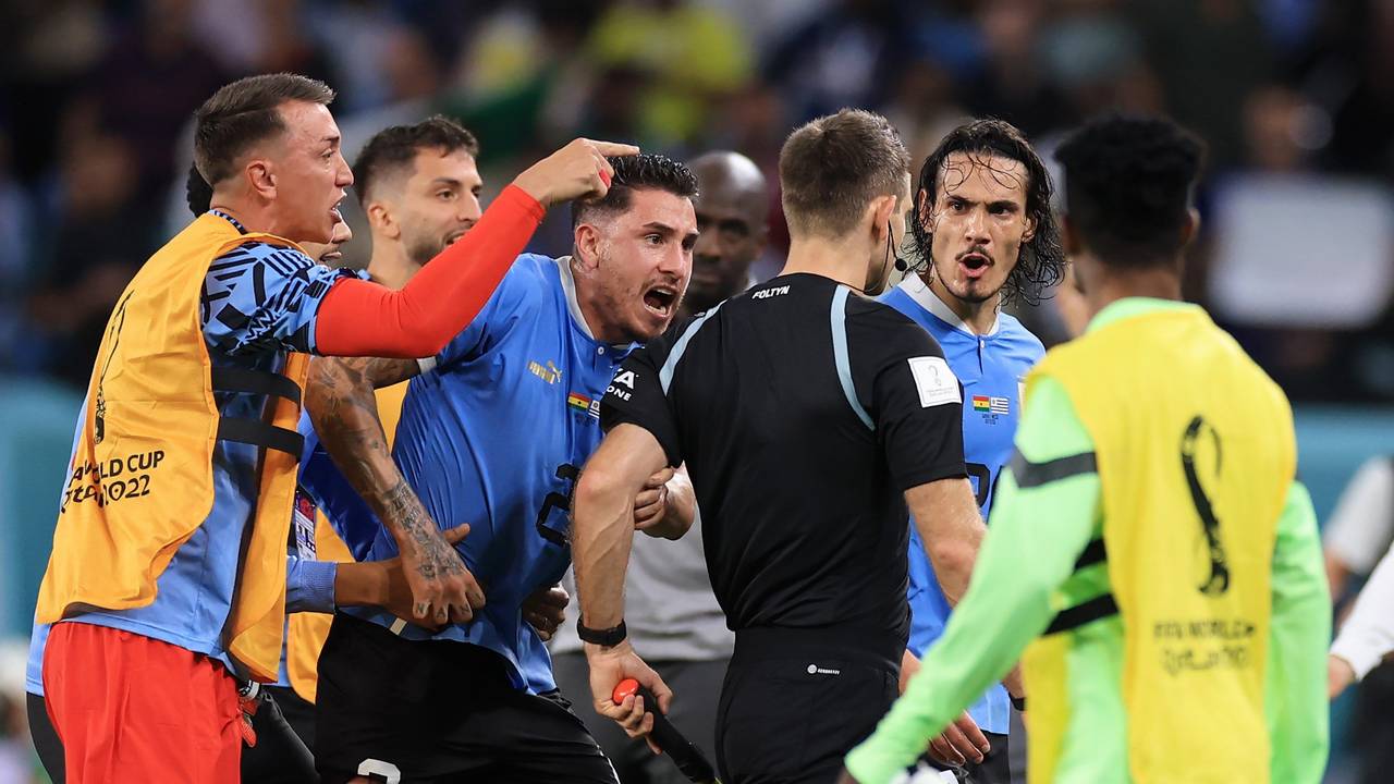 Nationalspieler Uruguays umzingeln den deutschen Schiedsrichter Daniel Siebert nach dem WM-Gruppenspiel gegen Ghana (2:0).