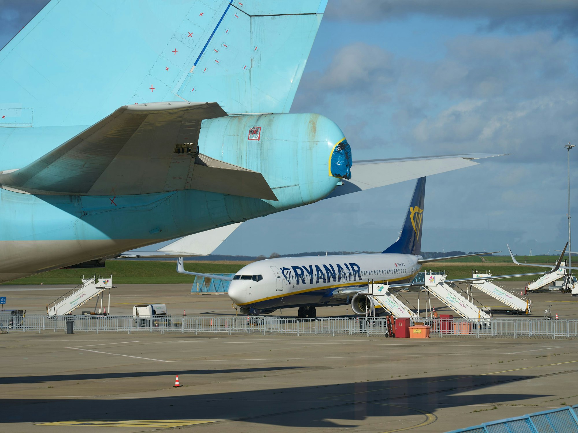 Eine Maschine der Billigfluggesellschaft Ryanair steht auf dem Vorfeld des Flughafens Hahn.