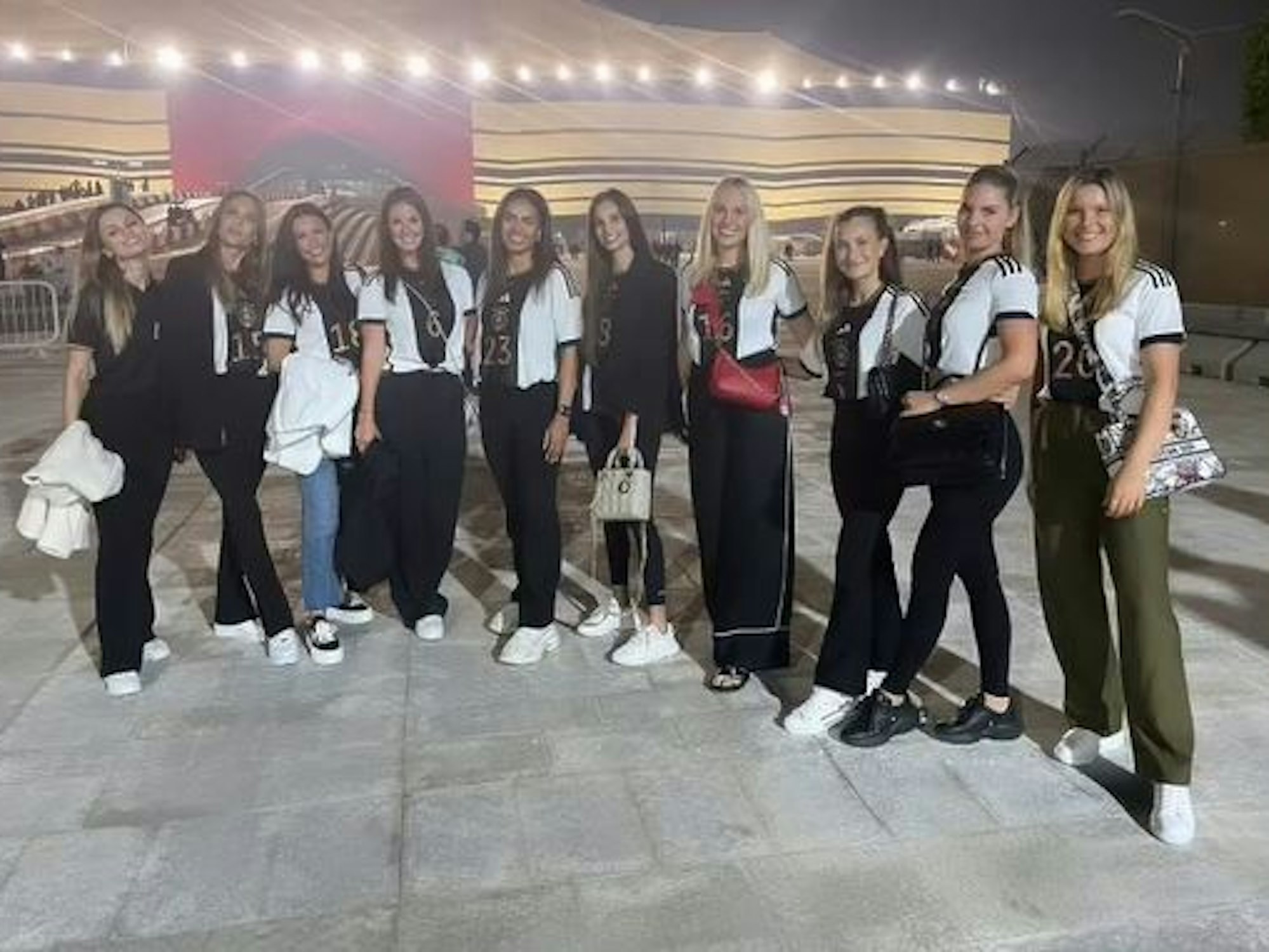 Gruppenfoto der Spielerfrauen am Stadion.