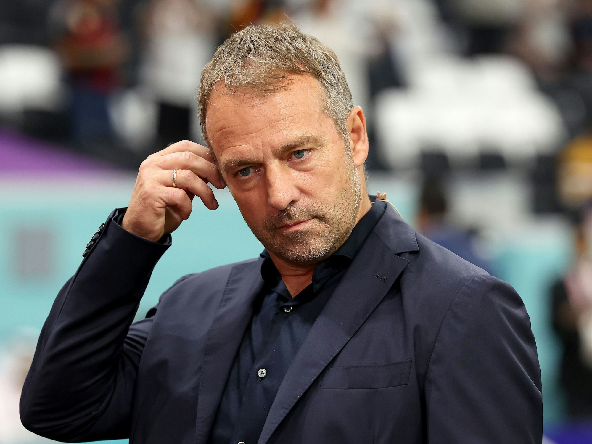 Hansi Flick steht auf dem Spielfeld.