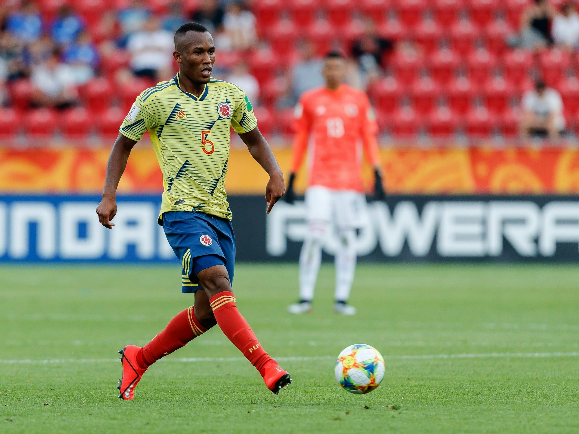 Der Kolumbianer Andres Balanta passt einen Ball im Stadion von Lodz.
