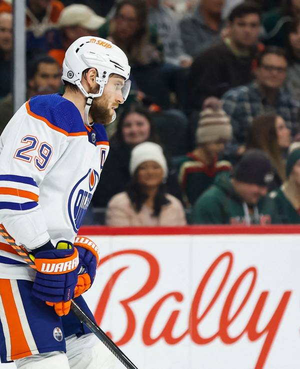 Edmonton-Profi Leon Draisaitl mit dem Schläger in der Hand auf der Eisfläche.