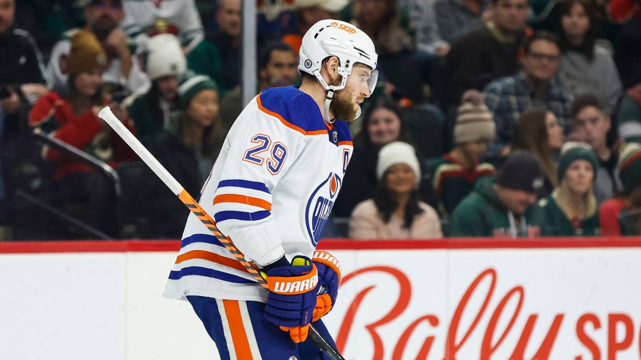 Edmonton-Profi Leon Draisaitl mit dem Schläger in der Hand auf der Eisfläche.