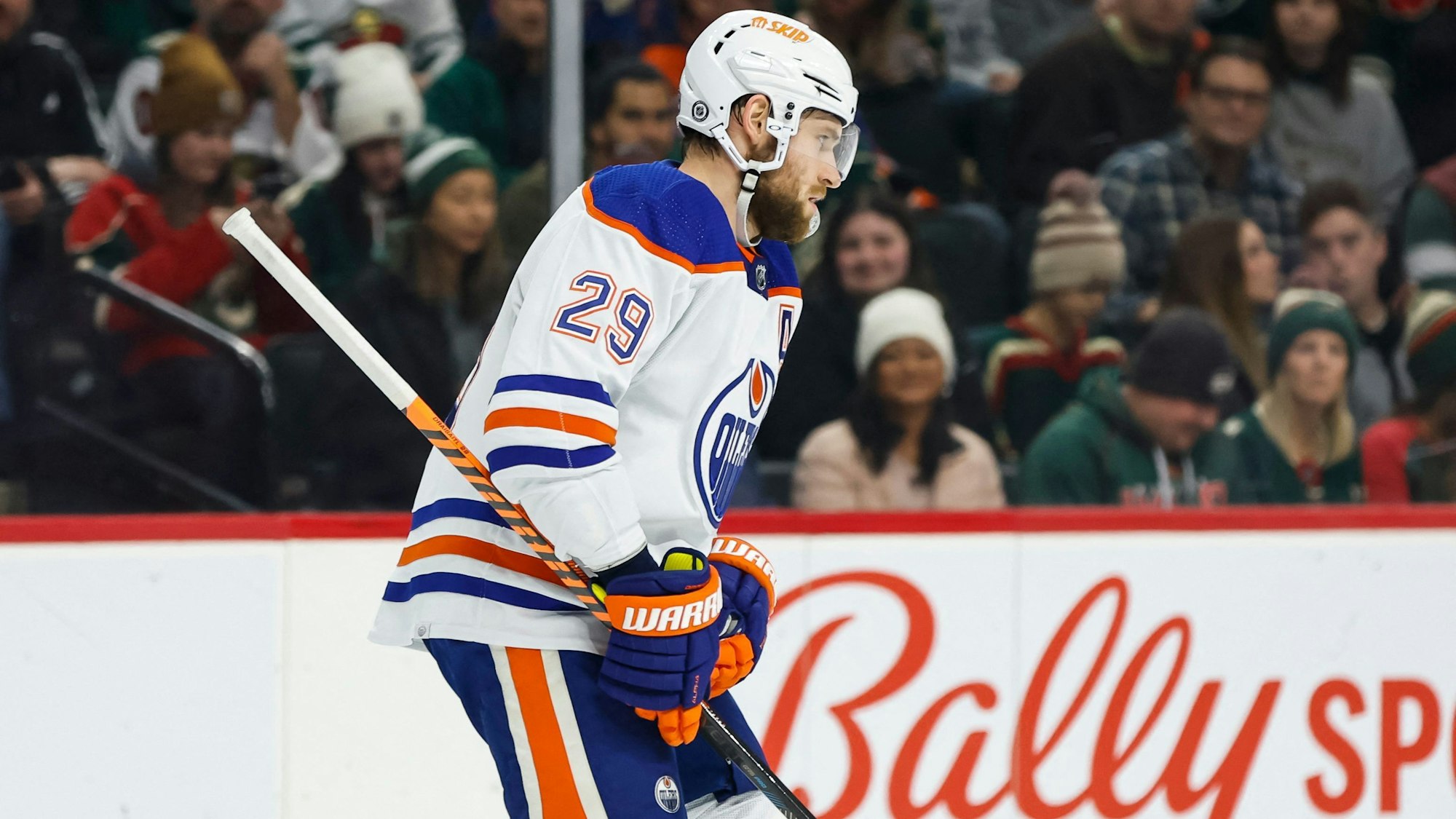 Edmonton-Profi Leon Draisaitl mit dem Schläger in der Hand auf der Eisfläche.