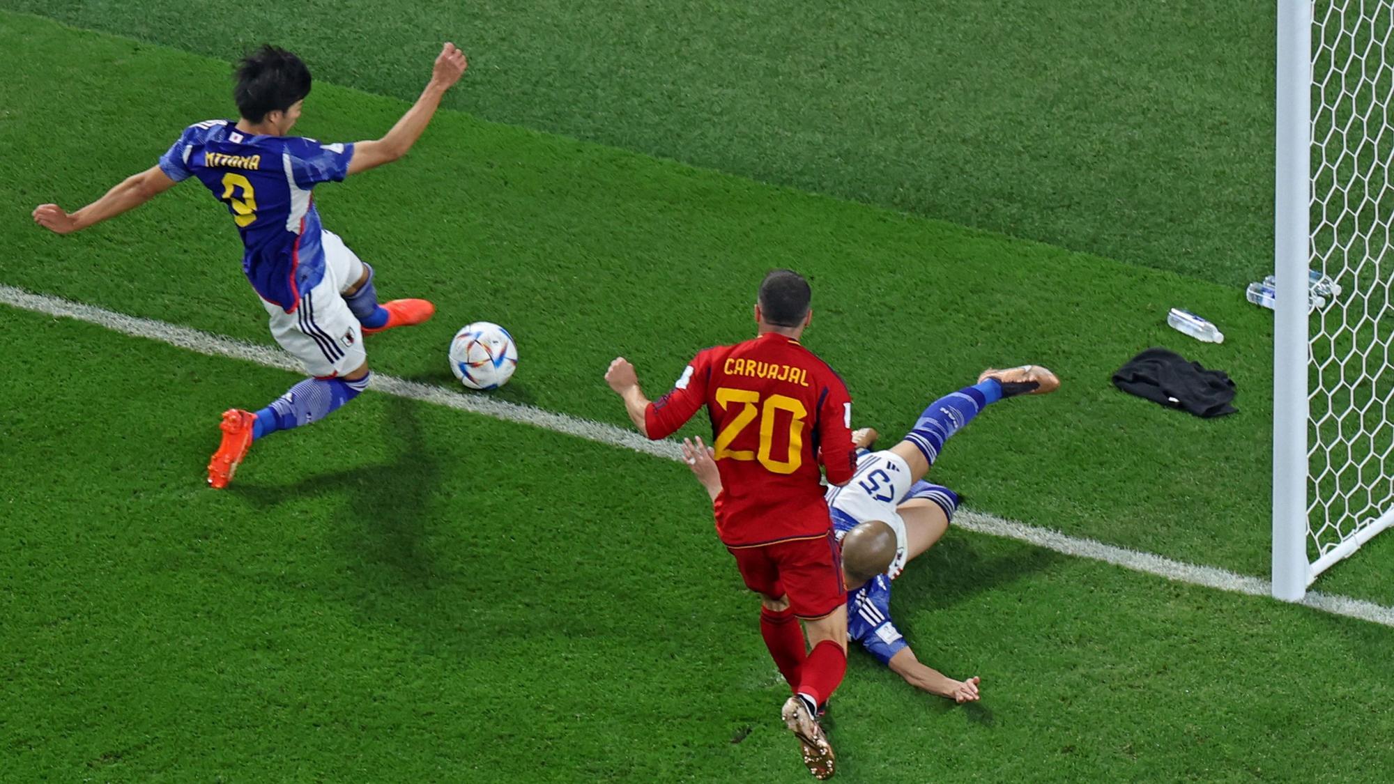 Kaoru Mitoma kratzt den Ball vor Japans 2:1-Siegtor bei der WM 2022 gegen Spanien agerade noch von der Grundlinie.