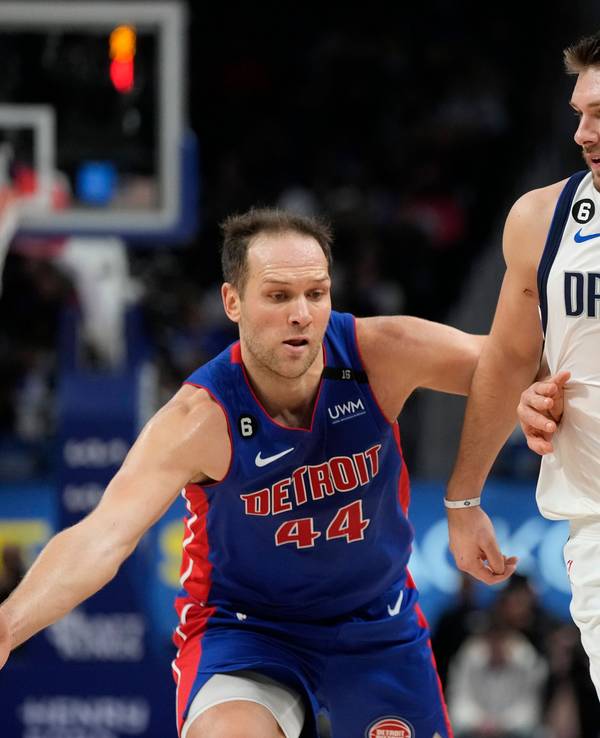 Mavericks-Star Luka Doncic läuft mit dem Ball, Pistons Bojan Bogdanovic versucht ihn daran zu hindern.