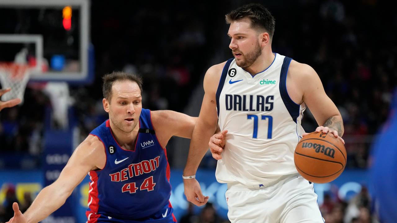 Mavericks-Star Luka Doncic läuft mit dem Ball, Pistons Bojan Bogdanovic versucht ihn daran zu hindern.