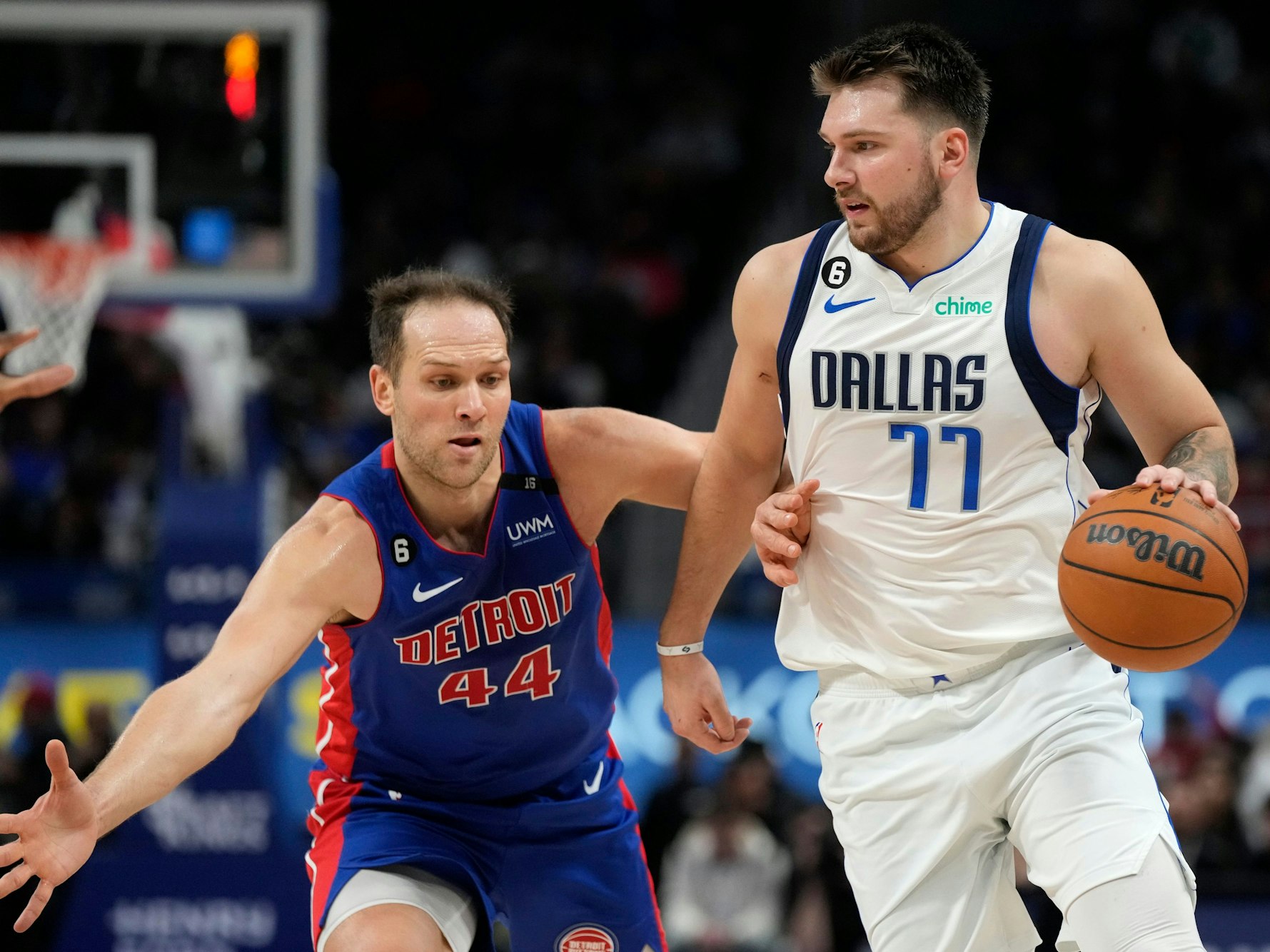 Mavericks-Star Luka Doncic läuft mit dem Ball, Pistons Bojan Bogdanovic versucht ihn daran zu hindern.