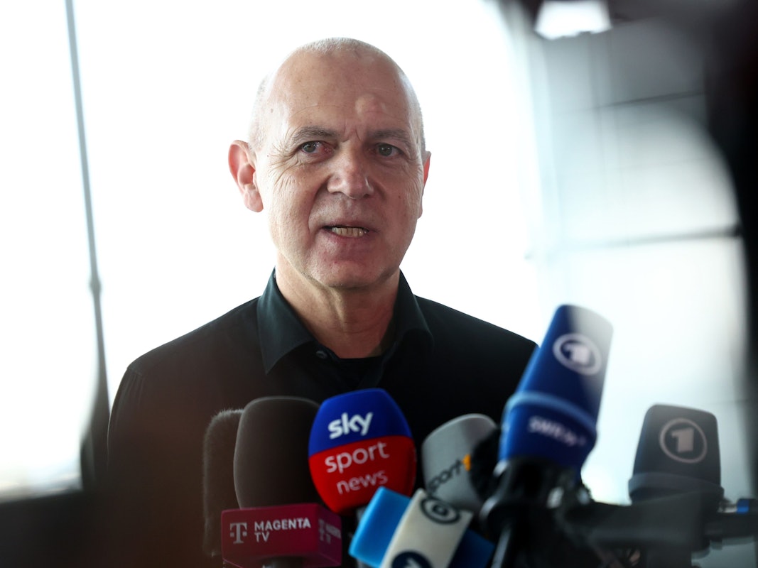 DFB-Präsident Bernd Neuendorf gibt am Flughafen in Doha ein Statement.