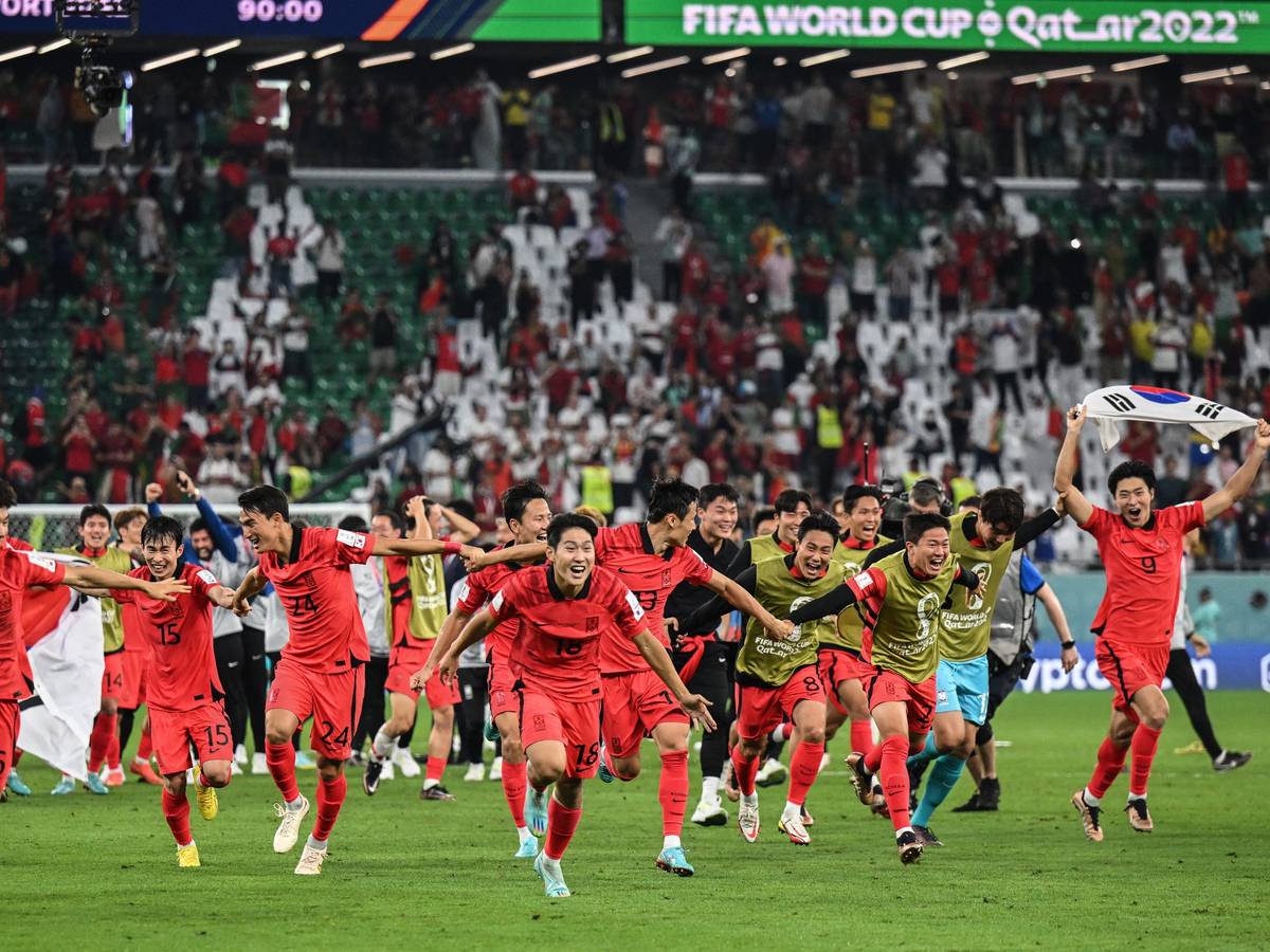 Südkorea jubelt nach dem 2:1-Sieg im WM-Vorrundenspiel am 2. Dezember 2022 gegen Portugal, das den Einzug ins Achtelfinale bedeutete.