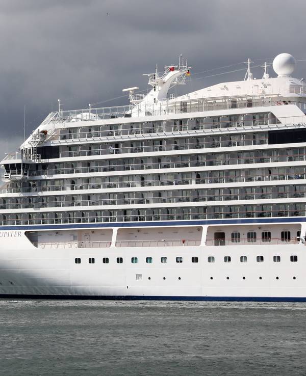 Die Kreuzfahrtschiffe „Norwegian Pearl“ (l) der Reederei Norwegian Cruise Line und „Viking Jupiter“ der Reederei Viking Ocean Cruises haben am Passagierkai des Ostseebades Warnemünde festgemacht.