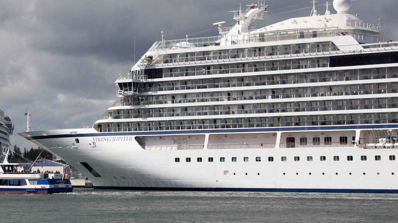 Die Kreuzfahrtschiffe „Norwegian Pearl“ (l) der Reederei Norwegian Cruise Line und „Viking Jupiter“ der Reederei Viking Ocean Cruises haben am Passagierkai des Ostseebades Warnemünde festgemacht.