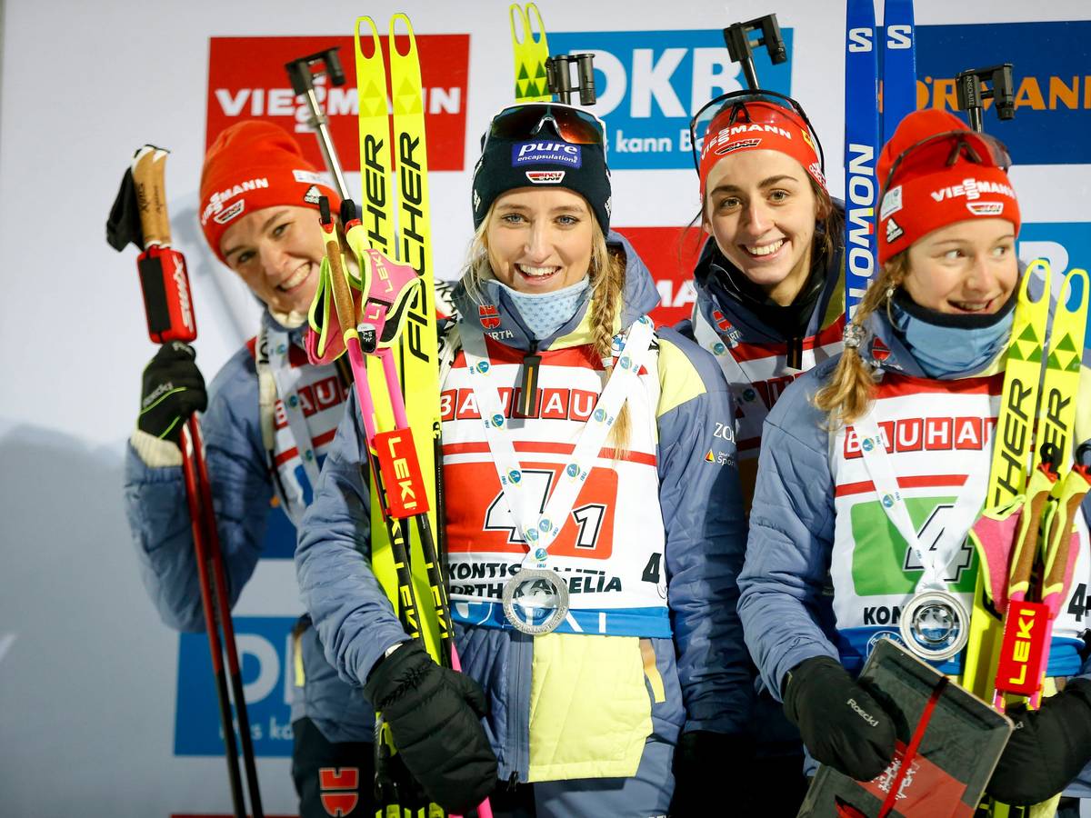 Denise Herrmann-Wick, Anna Weidel, Vanessa Voigt und Sophia Schneider freuen sich über Platz zwei in der Biathlon-Staffel in Finnland.