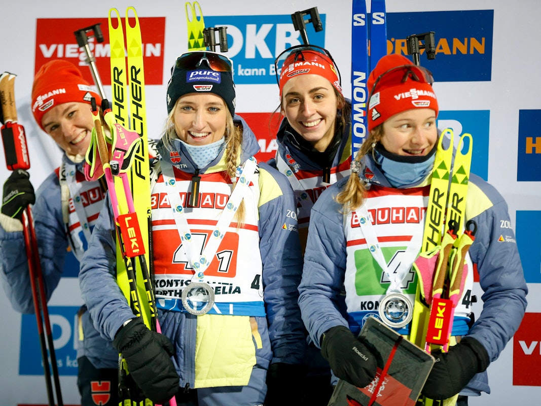 Denise Herrmann-Wick, Anna Weidel, Vanessa Voigt und Sophia Schneider freuen sich über Platz zwei in der Biathlon-Staffel in Finnland.